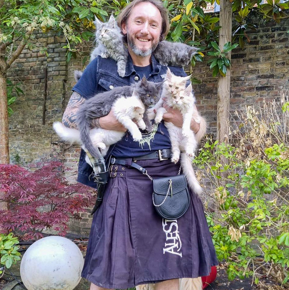 Nicolas The Cat Master, éleveur de Maine Coon à Amiens, entouré de ses chats